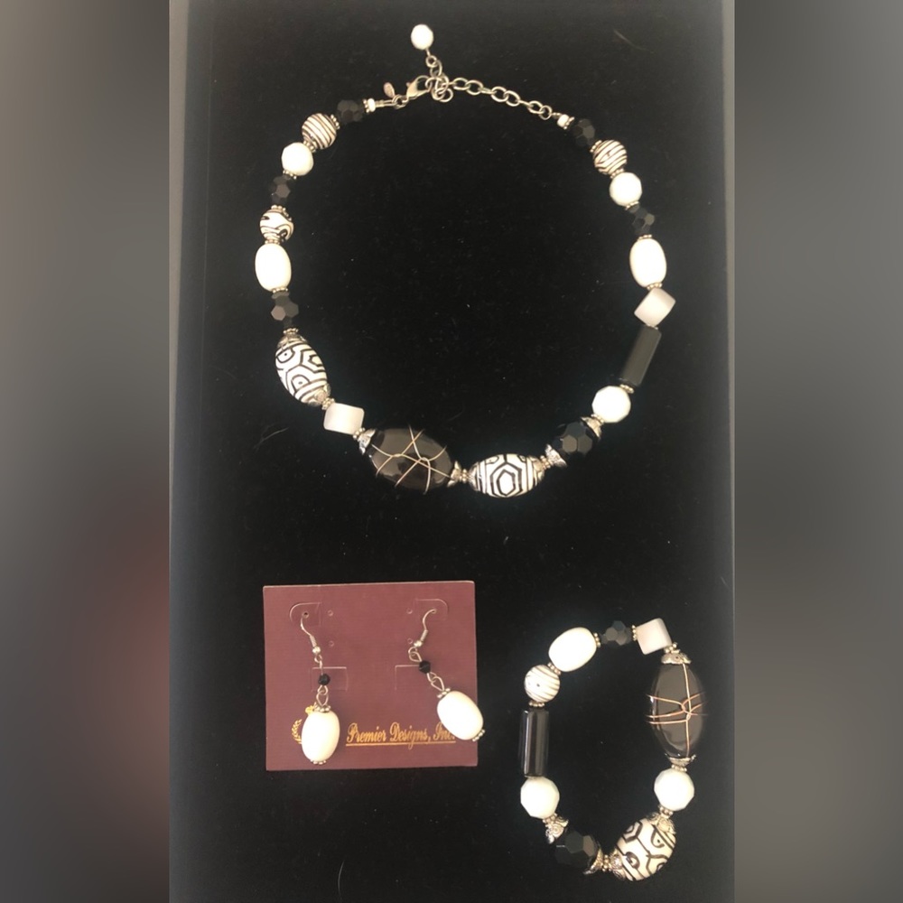 Artzy Premier Jewelry Set
Sliver plated glass bead necklace, bracelet & earrings